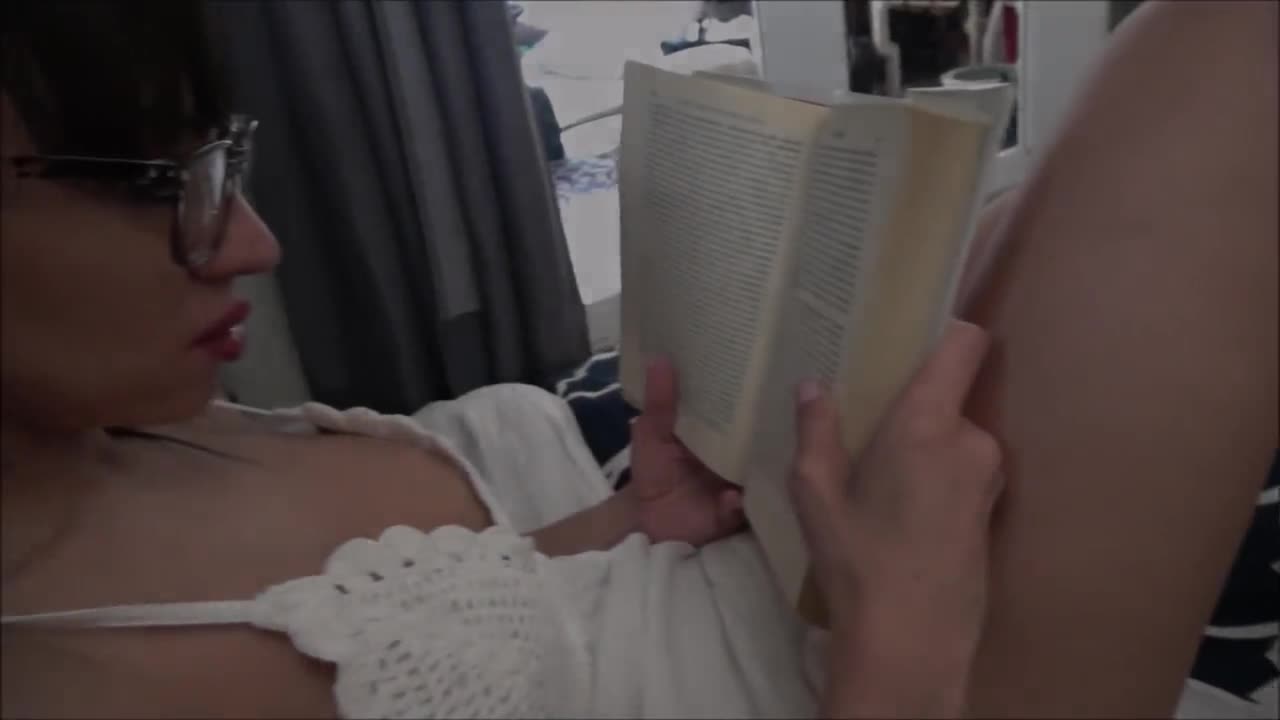 PerfectGirlfriend Sasha Pearl Reading At Home - Porn video | ePornXXX