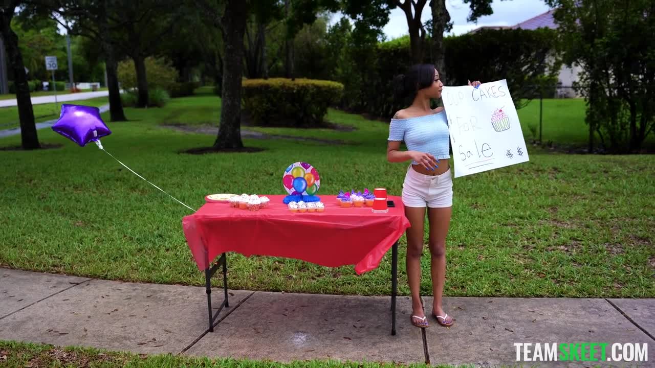 EtraSmall Alicia Reign Cupcakes For College - Porn video | ePornXXX