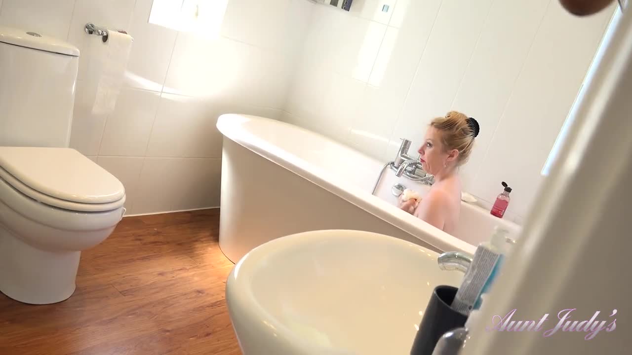 AuntJudys Lucinda In The Bathtub Seduction - Porn video | ePornXXX