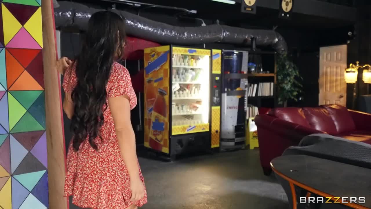 BrazzersExxtra Carmela Clutch Vending Machine Disasters - Porn video | ePornXXX