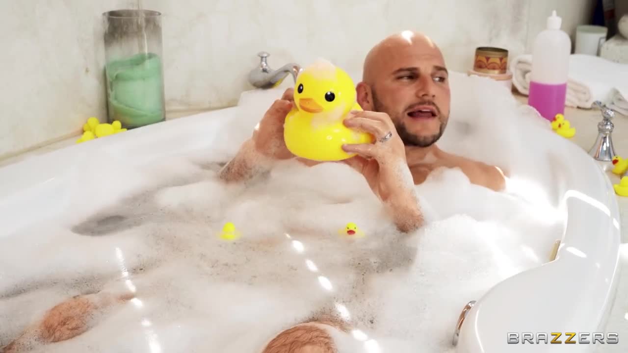 BrazzersExxtra Kiki Klout One Bathroom Full House - Porn video | ePornXXX