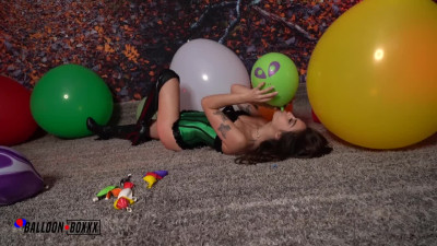 AmateurBo Sofie Reyez Plays With Big Balloons