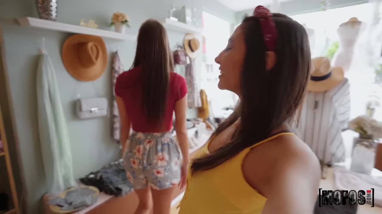 GirlsGonePink Gianna Dior And Desiree Dulce Look Up - Porn video | ePornXXX